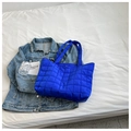 Gesteppte Tragetasche aus Nylon in Königsblau mit quadratischen Nähten für den Alltag - Klein-Blau