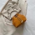 Bolso bombonera acolchado amarillo jengibre con asa plateada y colgantes de perlas - Naranja