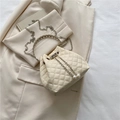 Bolso tipo saco acolchado crema con asa de anillo plateada y colgantes de perlas - Blanco