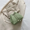 Bolso saco acolchado verde claro con cordón de perlas y correa de cadena plata - Verde