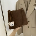 Borsa tote in velluto a coste marrone scuro con grazioso ciondolo a forma di orsetto - Marrone