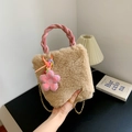 Sac seau en peluche kaki avec poignée tressée rose et breloque fleurie pour l'automne - Khaki Avec Pendentif Fleur