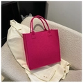 Borsa tote fucsia con trama animalier su blazer bianco e poltrona beige - Rosa Rosso