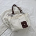 Schicke Canvas-Einkaufstasche in Beige mit braunen Lederriemen und Metallkettendetails - Braun