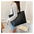 Grand sac cabas noir avec coutures géométriques et fines bandoulières en cuir - Noir