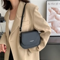 Bolso de hombro minimalista negro mate para mujer con hebilla metálica plateada y correa - Negro