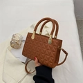Piccola borsa quadrata trapuntata marrone caramello con manici intrecciati e oro - Marrone