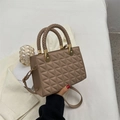 Elegante borsa a tracolla trapuntata kaki con manici intrecciati e hardware dorato - Cachi