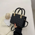 Borsa a tracolla trapuntata nera con manici intrecciati e dettagli dorati - Nero