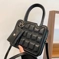 Schwarze gesteppte quadratische Handtasche mit goldenen Details und Mini-Beutel - Schwarz