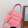 Gesteppte rosa Umhängetasche in Keksoptik für Damen mit passendem Mini-Anhänger - Rosa