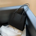 Bolso tote minimalista de fieltro negro con textura suave y correas finas para hombro - Negro