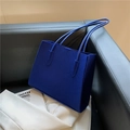Bolso tote minimalista de fieltro azul real con correas finas y textura de alta calidad - Azul