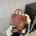 Braune Umhängetasche aus Leder mit Ethno-Muster Gurt und kleinem Taschen-Anhänger - Hellbraun