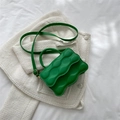 Borsa a tracolla verde smeraldo con trapuntatura a onde e fibbie dorate - Verde