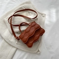 Borsa a mano retrò caramello con trama a onde e tracolla regolabile elegante - Marrone