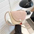 Sac bandoulière tissé chic en beige et rose poudré avec un grand fermoir perle décoratif - Rose