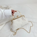 Elegante weiße Plissee-Tasche mit Vintage-Metallgriff und Perlenverschluss für Damen - Weiß