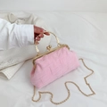 Rosa strukturierte Clip-Handtasche mit goldenem Ringgriff und Kettenriemen für Damen - Rosa