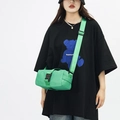 Bolso bandolera cilíndrico de tela oxford verde neón con hebilla negra y correa ajustable - Verde
