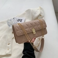 Elegante borsa a tracolla beige trapuntata con catena dorata e chiusura a girello donna - Cachi