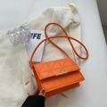 Schicke hellorangefarbene Umhängetasche mit geometrischer Steppung und Goldverschluss - Orange