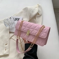 Borsa a tracolla rosa chiaro trapuntata con cuciture geometriche e catena dorata - Rosa