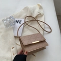 Khakifarbene gesteppte Umhängetasche mit geometrischen Dreiecksmustern und Goldverschluss - Khaki