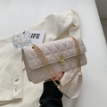 Elegante borsa trapuntata beige crema con catena dorata e cuciture geometriche moderne - Bianco