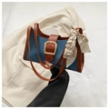 Dettaglio della borsa a tracolla in denim e pelle con fibbia dorata e foulard di seta - Azzurro