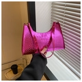 Detalle de bolso rosa metalizado en piel sintética con grabado de cocodrilo y herrajes oro - Rosa Rojo