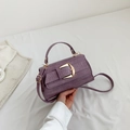 Sac bandoulière minimaliste violet motif crocodile avec boucle dorée et poignée - Violet