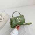 Sac à main en cuir embossé crocodile vert herbe avec une grande boucle dorée - Vert