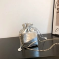 Borsa a secchiello argento con motivo a coccodrillo, chiusura a coulisse e catena - Argento