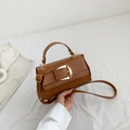 Sac bandoulière marron motif croco avec boucle dorée et poignée sur fond blanc épuré - Marron