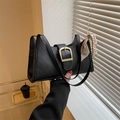 Schwarze Stepptasche mit goldener Hufeisenschnalle und floralem Seidenschal-Detail - Schwarz