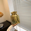 Mini borsa a secchiello dorata con base a trama coccodrillo e tracolla a catena d'oro - Oro