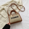 Umhängetasche aus braunem Leder und beigem Stroh mit FASHION-Stickerei - Braun