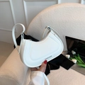 Bolso sobaco blanco de media luna con correa ajustable y letras en la parte frontal - Blanco