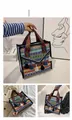 Détail du sac cabas ethnique tissé avec motifs géométriques et pompons bleus - Bleu