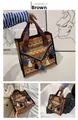 Détails d'un sac à main bohème tissé avec motifs géométriques et franges bleues - Marron