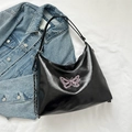 Zwarte hobo-schoudertas van glanzend PU-leer met roze vlinderborduurwerk en ketting - Zwart