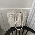 Borsa tote in paglia color crema con ricamo di margherite e manici in corda bianca - Bianco