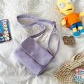 Hellviolette Canvas-Umhängetasche im japanischen Stil mit Klappe und breitem Schultergurt - Hellviolett