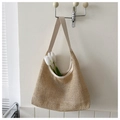 Dettaglio della borsa tote in paglia intrecciata con tracolla in pelle e fiori - Bianco