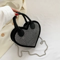 Schwarze herzförmige Handtasche mit silbernen Nietendetails und einer Metallketten-Riemen - Silber