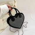 Elegante herzförmige schwarze Handtasche mit Silber-Strass und einer Metallkette - bunt