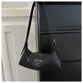 Borsa sottobraccio minimalista in nylon nero con placca metallica triangolare argento - Nero