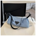 Borsa sottobraccio minimalista in nylon azzurro con placca in metallo e tracolla nera - Blu