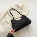 Bolso de hombro plisado negro minimalista con correa de cuero fina y detalles metálicos - Negro